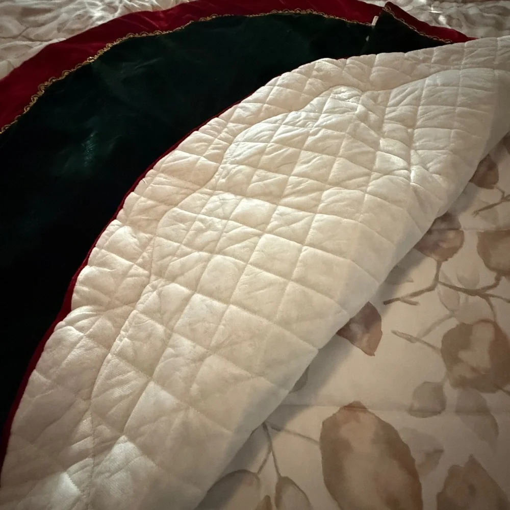 Vintage Red and Green Velvet Round Tree Skirt with Gold Trim Christmas Holiday